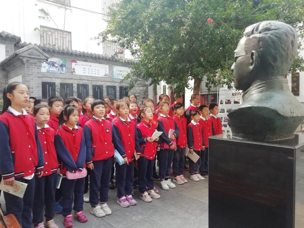 聚焦现代杰出人物,影响与价值解析——最新人物素材分享