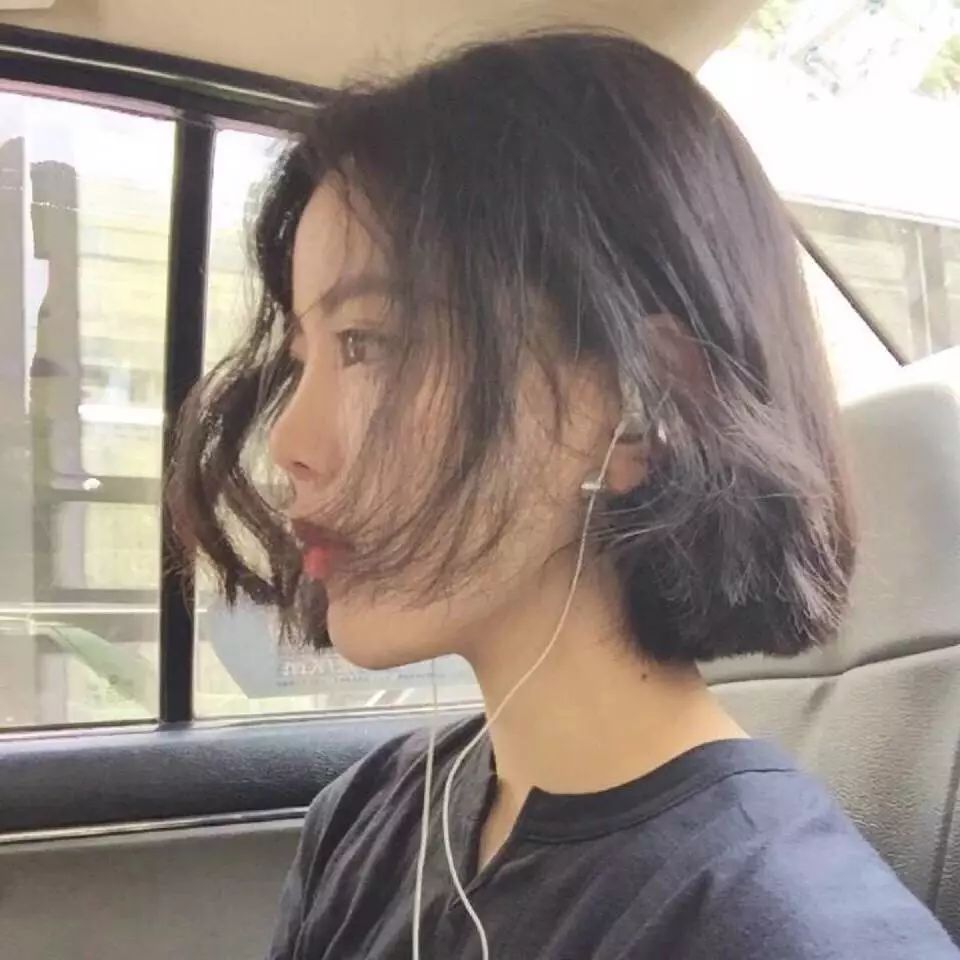 最新女生短发发型图片,与自然美景对话的旅行时尚发型展示