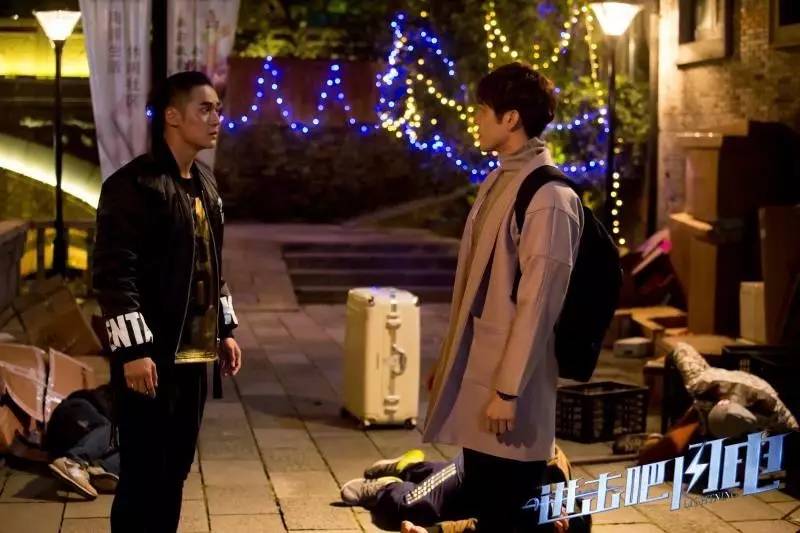 王嘉尔最新照片，时尚魅力与热血青春的完美融合风采展示