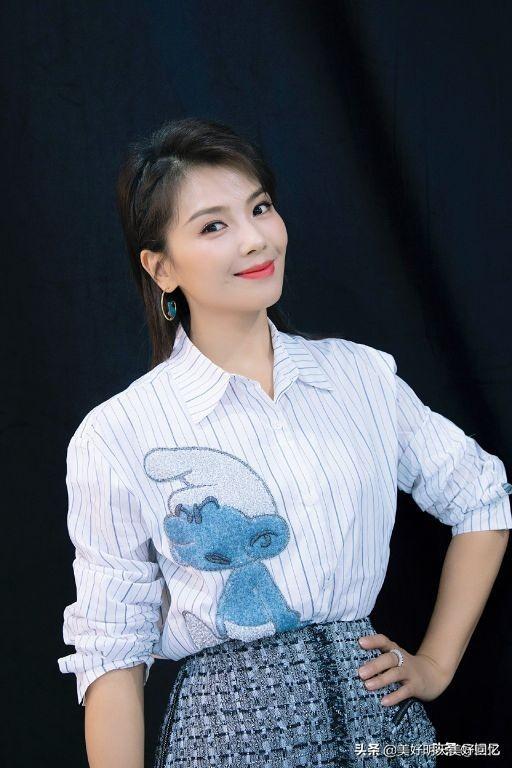 刘涛最新照片展现魅力依旧,时尚风采依旧迷人