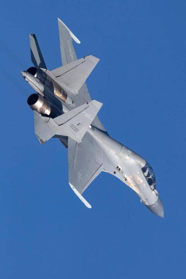 中国最新型战机翱翔蓝天，力量与自信的展现！