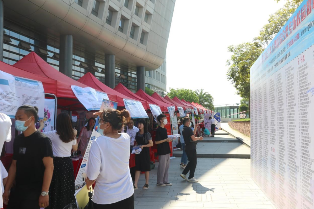 深圳床垫围边招聘热潮,新篇章,传递友情与家的温暖