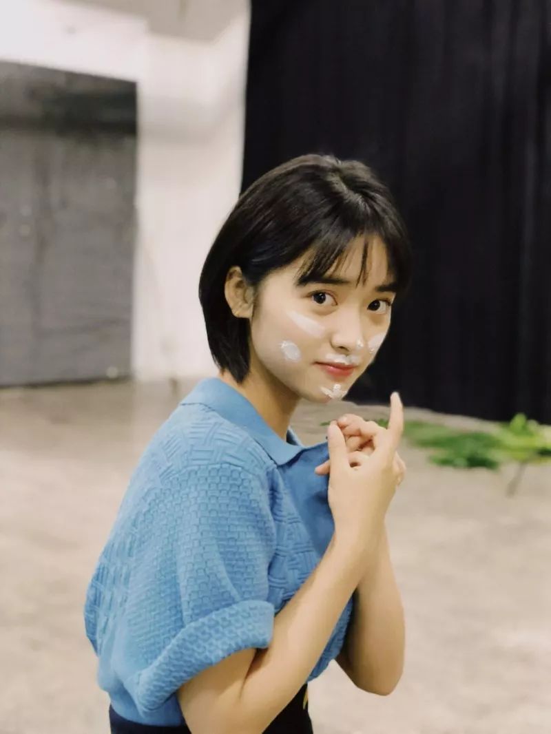 戚薇长发新照曝光,隐藏小巷中的魅力四溢