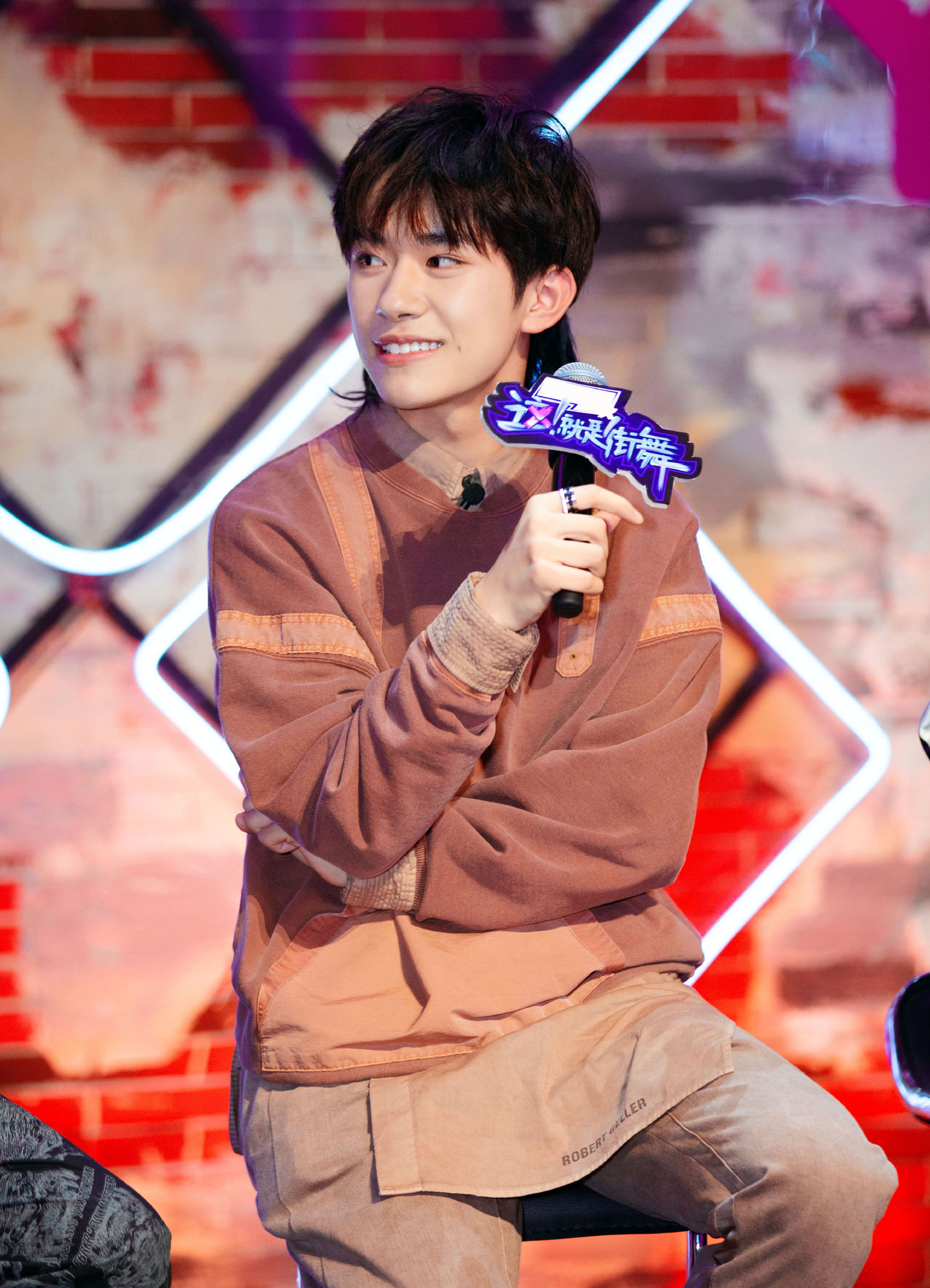 易烊千玺 最新,实时更新解释介绍_改进版94.311