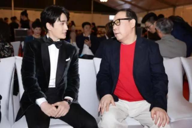 李念最新照片聚焦时尚魅力与公众形象风采