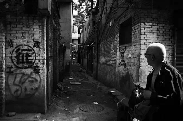 小巷深处的神秘越狱科技小店,最新越狱插件揭秘