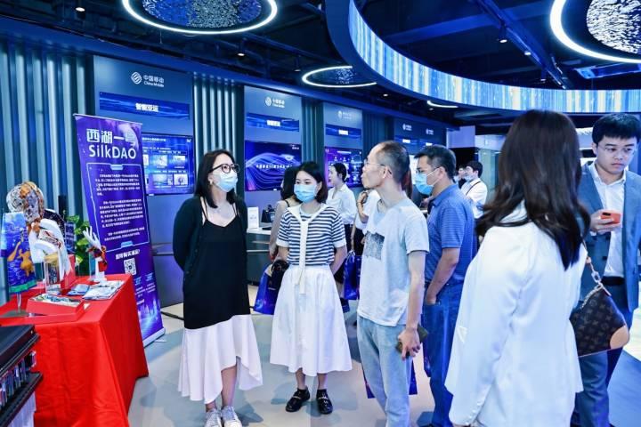 华为最新款手机,爱的纽带,温馨日常体验