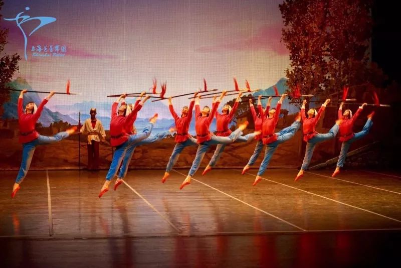 最新秧歌舞扇子舞，舞动中的温情与陪伴时光