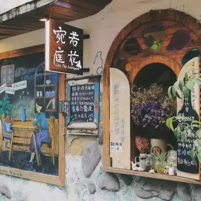 小胡子男演员与巷弄深处小店的独特故事