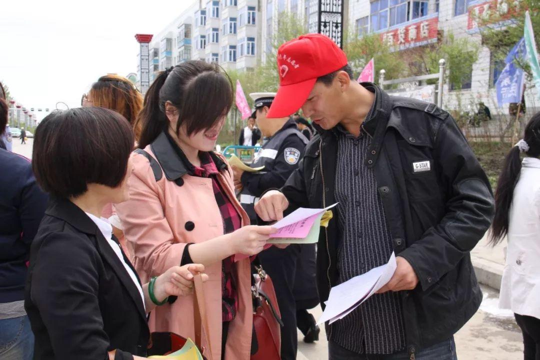 老一辈男演员的日常趣事与深厚友情纽带探索
