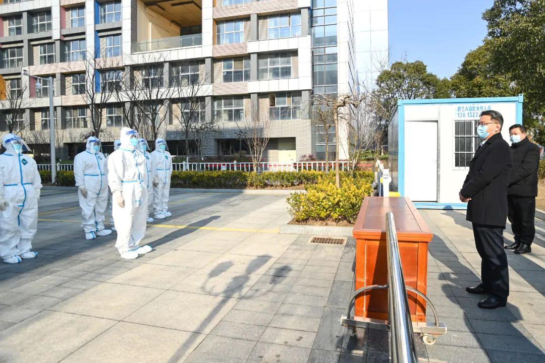 新冠肺炎最新动态与小巷美食的双重探索