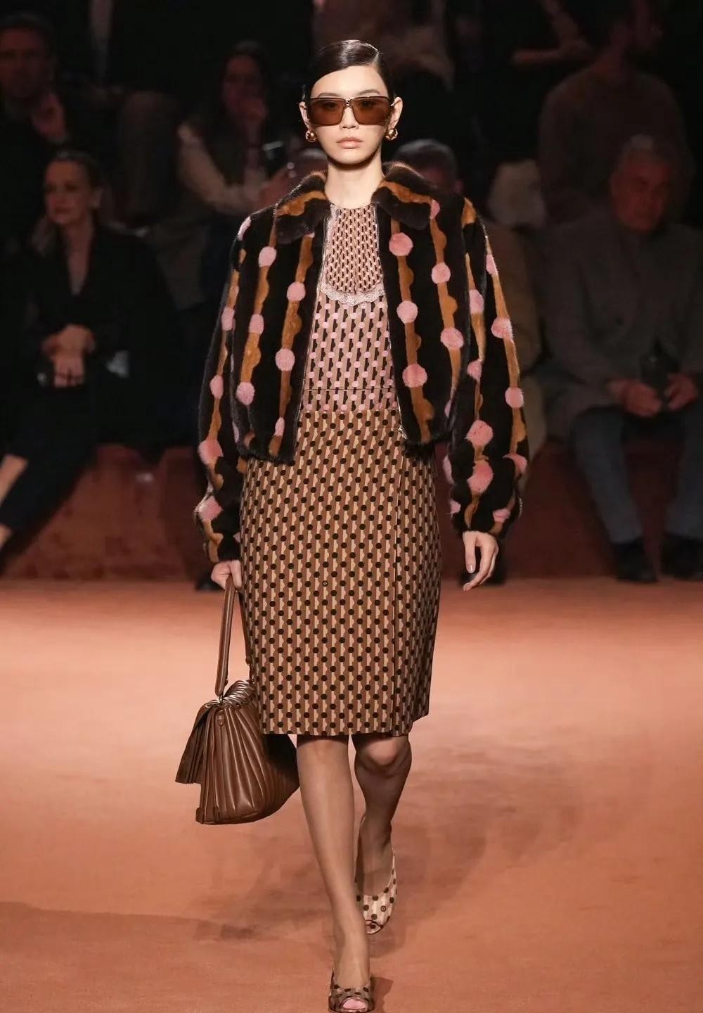 独家揭秘,最新时装秀惊艳时刻,潮流前沿的时尚盛宴!