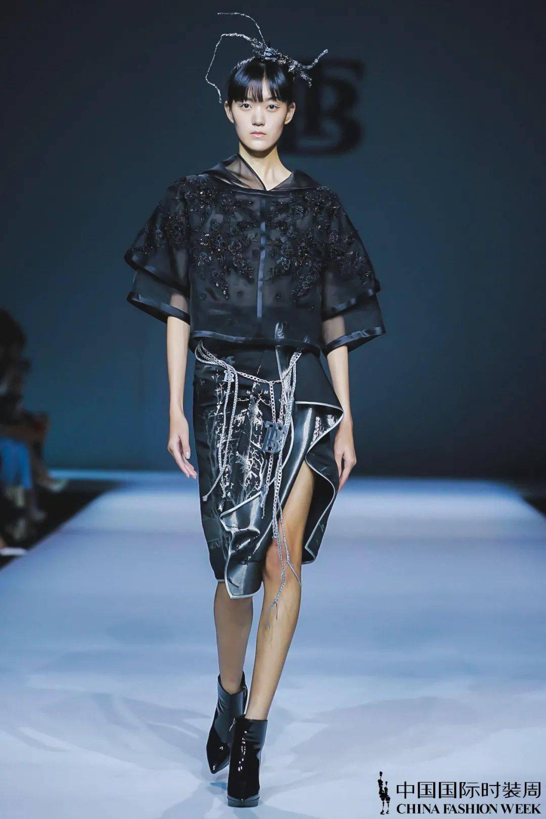 独家揭秘,最新时装秀惊艳时刻,潮流前沿的时尚盛宴!