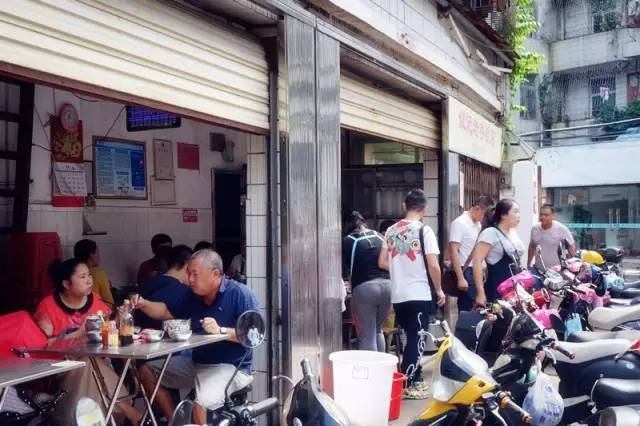 伊宁市最新干部任免与小巷深处的特色小店探秘揭秘